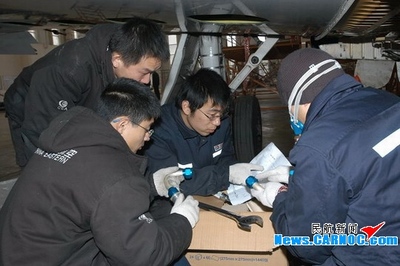 东航江苏公司维修部精检飞机 确保换季安全