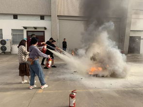 东航江苏公司飞机维修部航材供应中心对职工进行消防安全培训